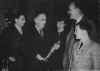 Mr Lavalley recevant un vase d'argent lors de son voyage aux U.S.A.