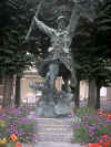 Monument aux morts rue du belle